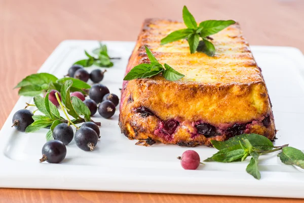 Quarkkuchen mit Beeren — Stockfoto