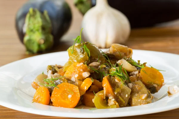 Aubergine kokt med grönsaker — Stockfoto