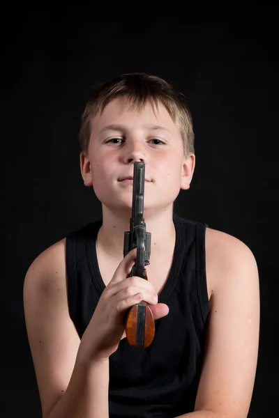 Adolescent avec un pistolet — Photo