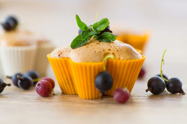 Muffins with currants — Stock Photo, Image