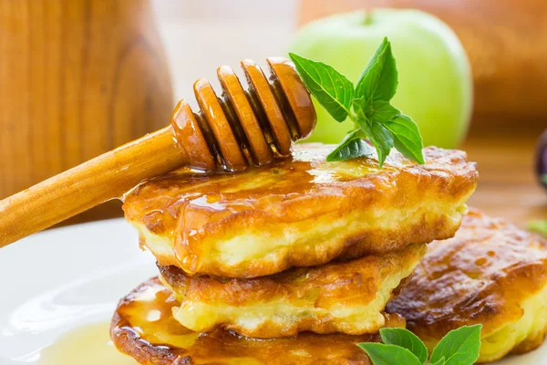 Pfannkuchen mit Äpfeln und Honig — Stockfoto