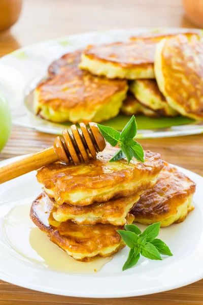 Pancakes with apples and honey — Stock Photo, Image