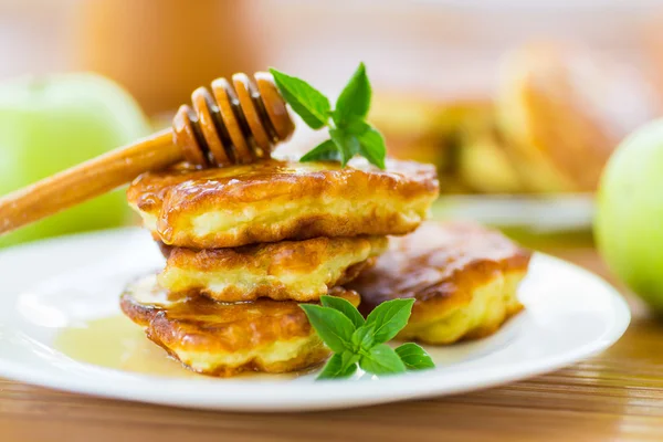 Pannkakor med äpplen och honung — Stockfoto