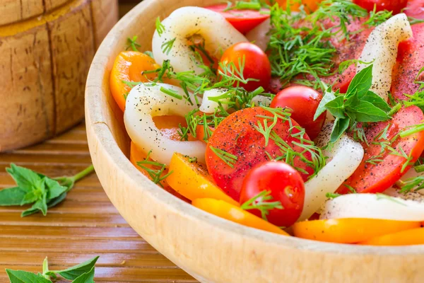 Salada com tomate e lula — Fotografia de Stock