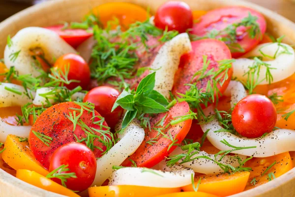 Salat mit Tomaten und Tintenfisch — Stockfoto