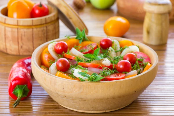 Salada com tomate e lula — Fotografia de Stock