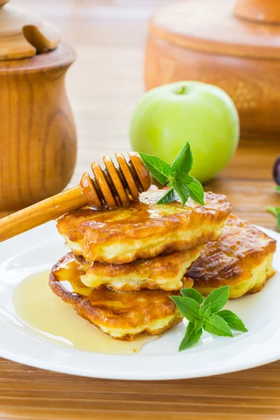 팬케이크 사과와 벌 꿀 — 스톡 사진