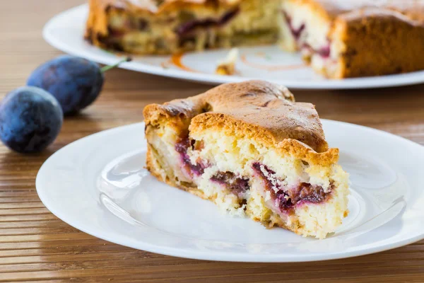 Cake with plums — Stock Photo, Image