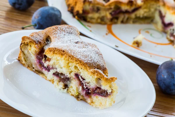 Cake with plums — Stock Photo, Image