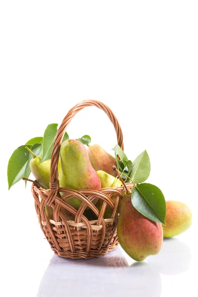 Peras maduras en una cesta — Foto de Stock