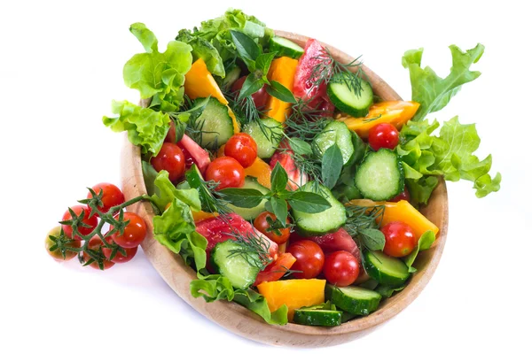 Salát s čerstvým okurky a rajčata — Stock fotografie