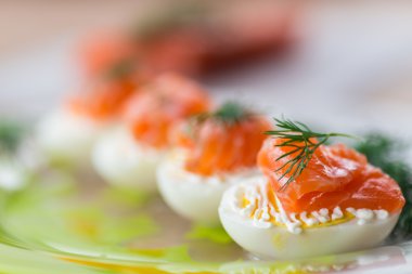 Tuzlanmış somon ile haşlanmış yumurta