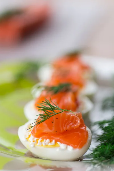 Варёные яйца с соленым лососем — стоковое фото