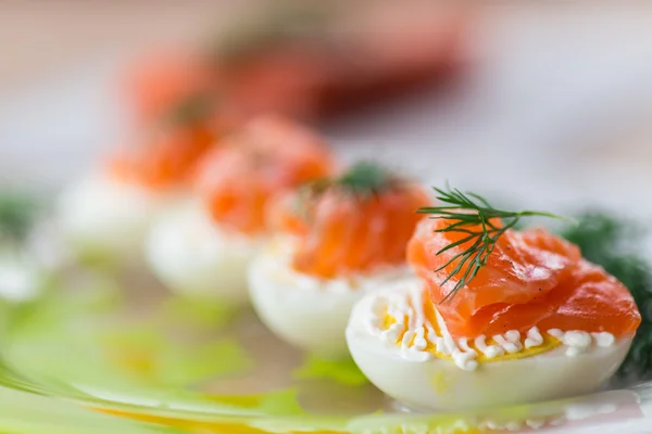 Варені яйця з солоним лососем — стокове фото