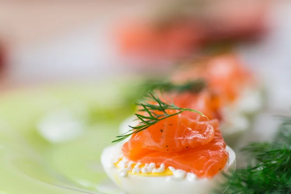 Huevos cocidos con salmón salado —  Fotos de Stock
