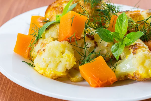 Gebratener Blumenkohl mit einem Kürbis — Stockfoto