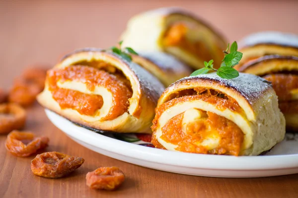 Süße Brötchen mit Aprikosen — Stockfoto