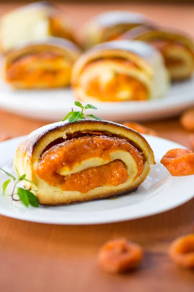 Rotoli dolci con albicocche — Foto Stock