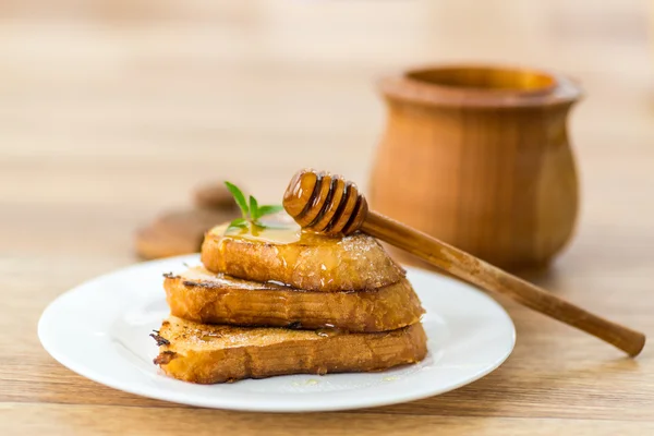 Fried bread croutons with honey — Stock Photo, Image