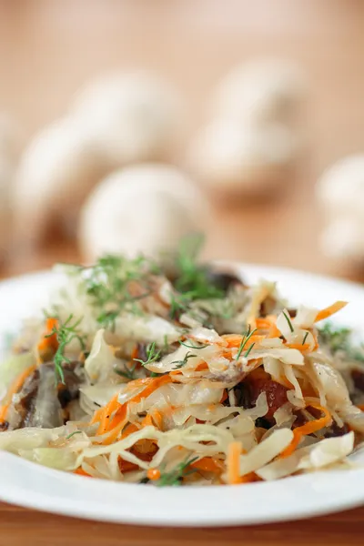 蘑菇烩的白菜 — 图库照片