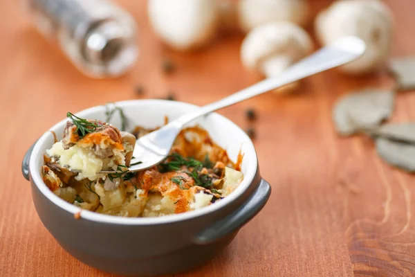 Ofenkartoffeln mit Pilzen und Käse — Stockfoto