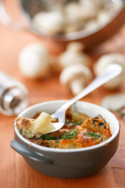 Ofenkartoffeln mit Pilzen und Käse — Stockfoto