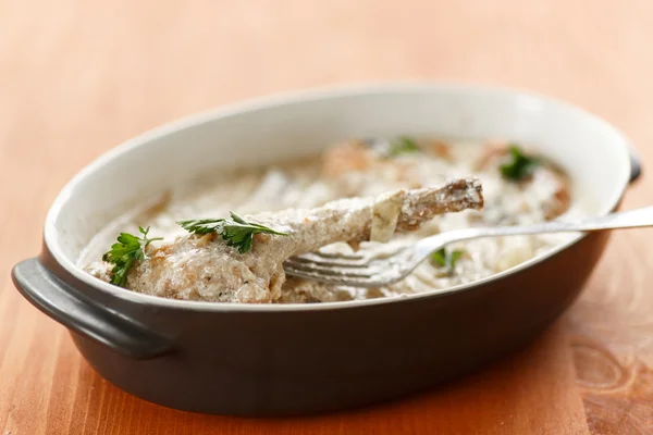 Konijn gestoofd in crème saus — Stockfoto