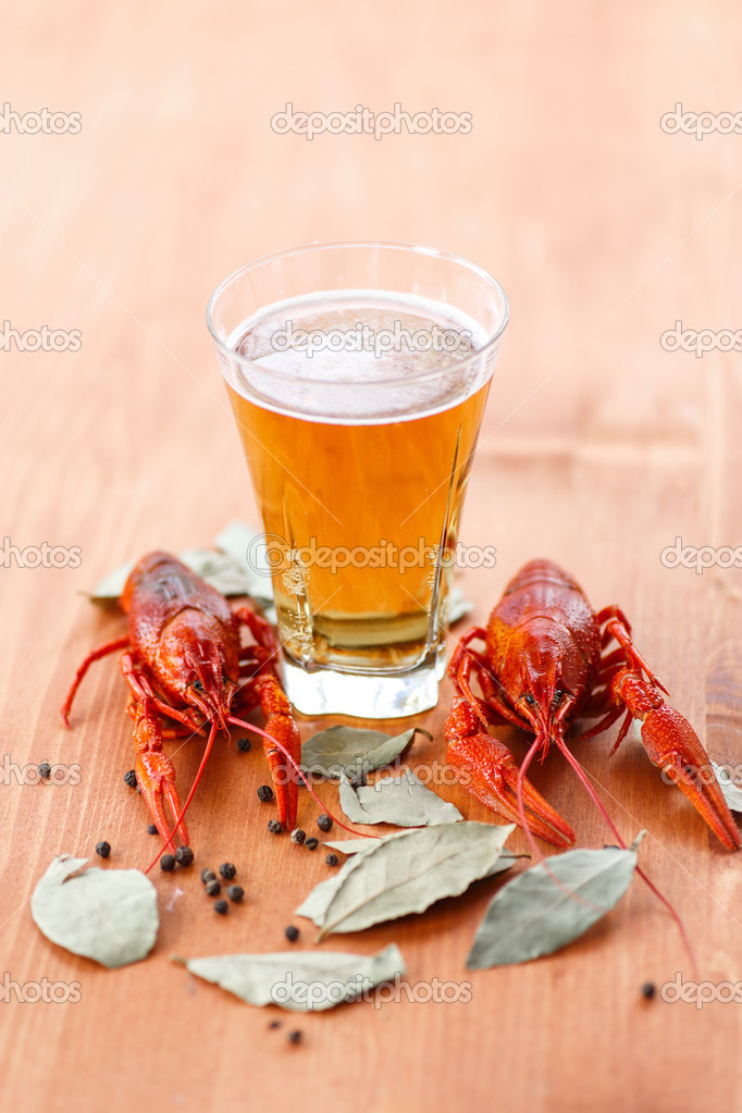 Boiled crawfish with beer — Stock Photo © Rawlik 32061903