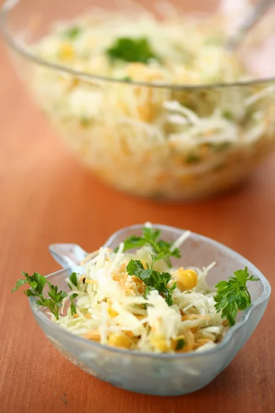 Салат со свежей капустой — стоковое фото