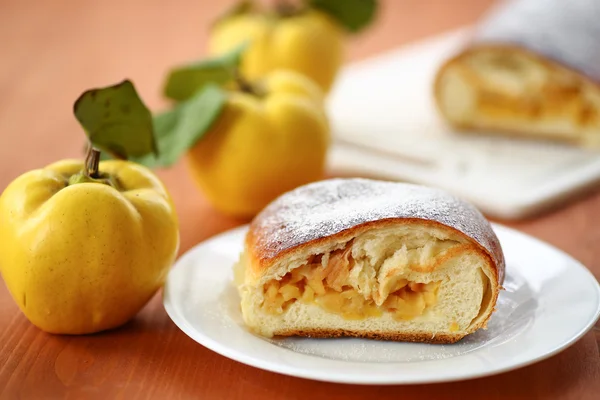 Strudel with quince — Stock Photo, Image
