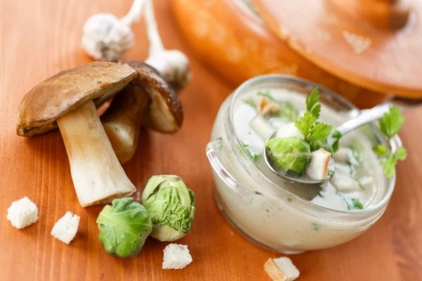 Zuppa di crema di funghi con cavoletti di Bruxelles — Foto Stock