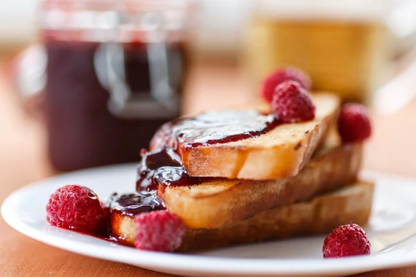 Toast s malinovou marmeládou — Stock fotografie