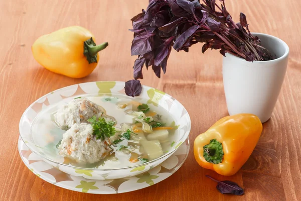 Фрикадельный суп с овощами — стоковое фото