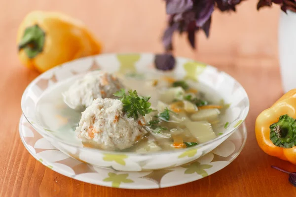 Фрикадельный суп с овощами — стоковое фото