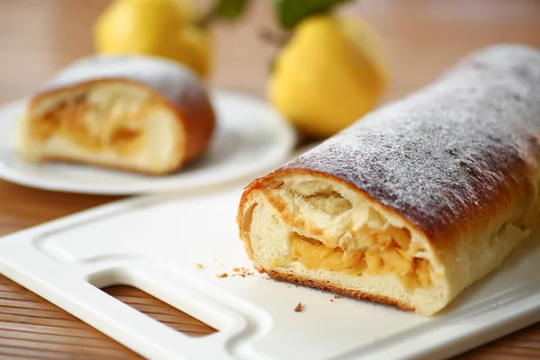 Strudel con mela cotogna — Foto Stock