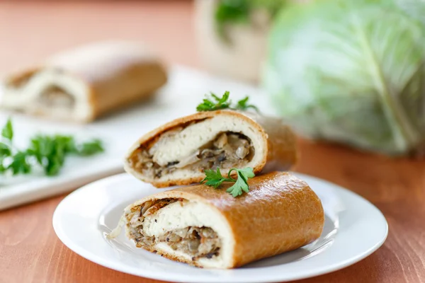 Torta com repolho e cogumelos — Fotografia de Stock