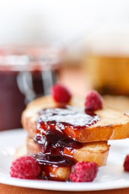 Ahududu reçeli ile tost