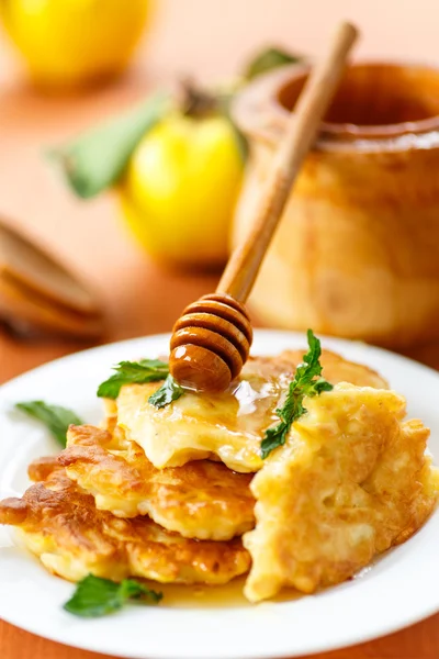 Pancakes with quince — Stock Photo, Image