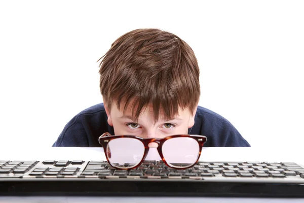 Niño con gafas y baja visión —  Fotos de Stock