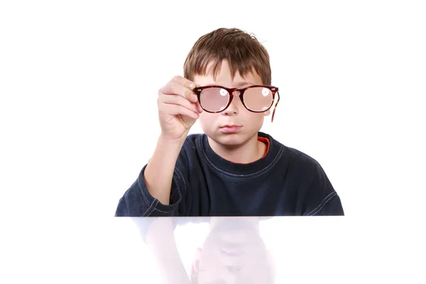 Menino com óculos e baixa visão — Fotografia de Stock