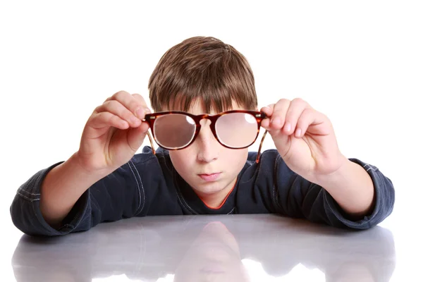 Niño con gafas y baja visión — Foto de Stock