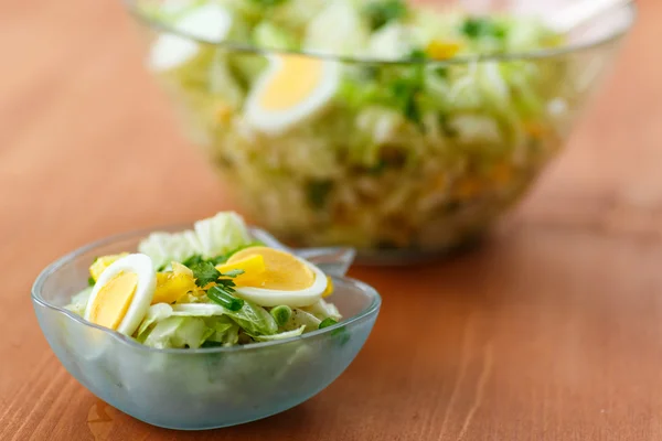 Свежий салат с яйцами — стоковое фото