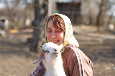 mutlu yaşlı kadın çocuğun elleri ile