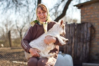 mutlu yaşlı kadın çocuğun elleri ile