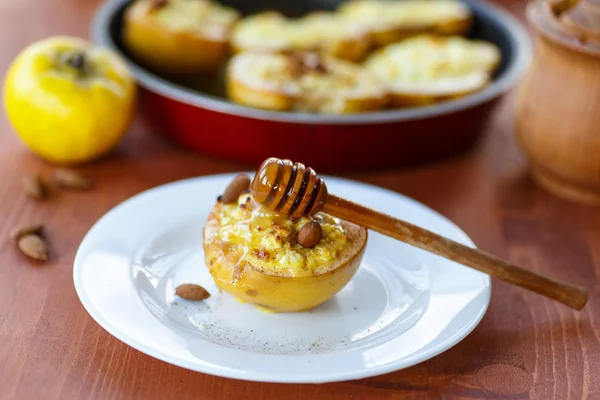 Membrillo al horno con queso — Foto de Stock