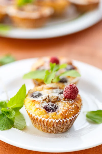 Cheese Muffins with berries — Stock Photo, Image