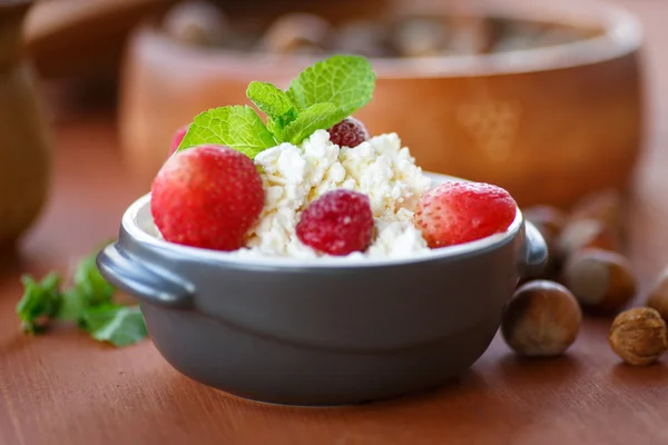 Cottage cheese with fruit and nuts — Stock Photo, Image