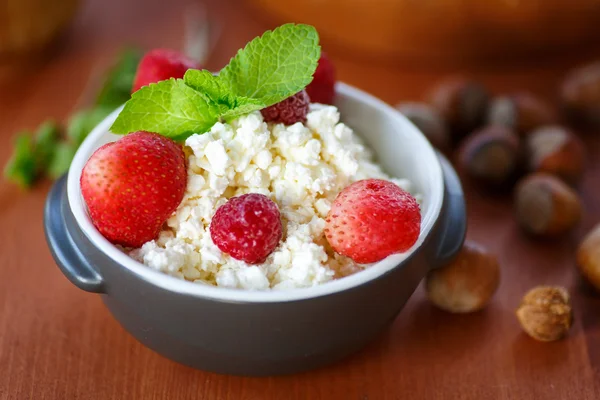 Cottage cheese with fruit and nuts — Stock Photo, Image