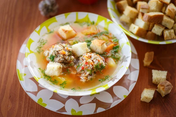 Томатный суп с фрикадельками — стоковое фото