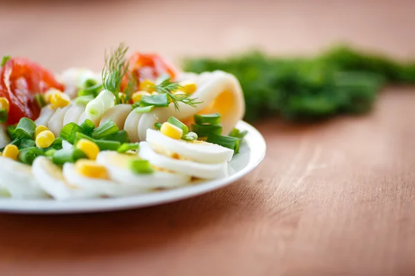 Tojás salátával és a tintahal — Stock Fotó